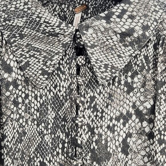 Free People Modern Blouse Size Extra Small XS Snakeskin Print  Black Ivory White - Picture 2 of 10
